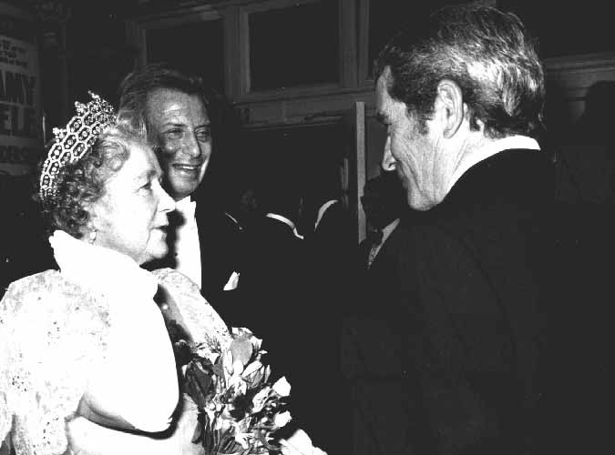 Perry Chats with Queen Mother